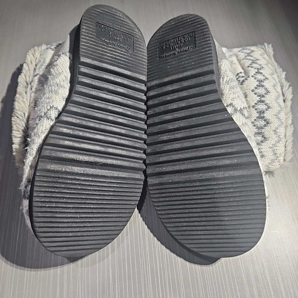 Dearfoams‎ Slippers Womens Small (5-6) Sweater Knit 2 Button Good PreOwned